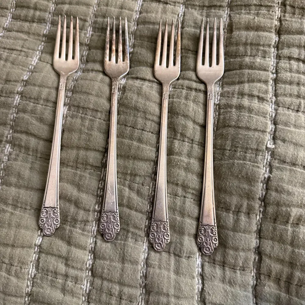 VINTAGE ROGERS INTERNATIONAL Deluxe Silver Plate 4 Forks. Pattern: Precious 40s
